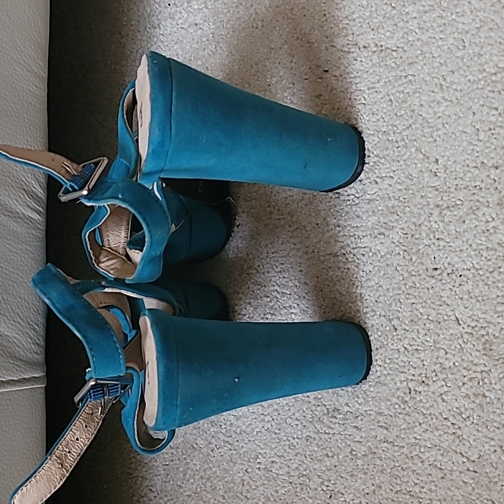 Shoes - Picture 3 of 4